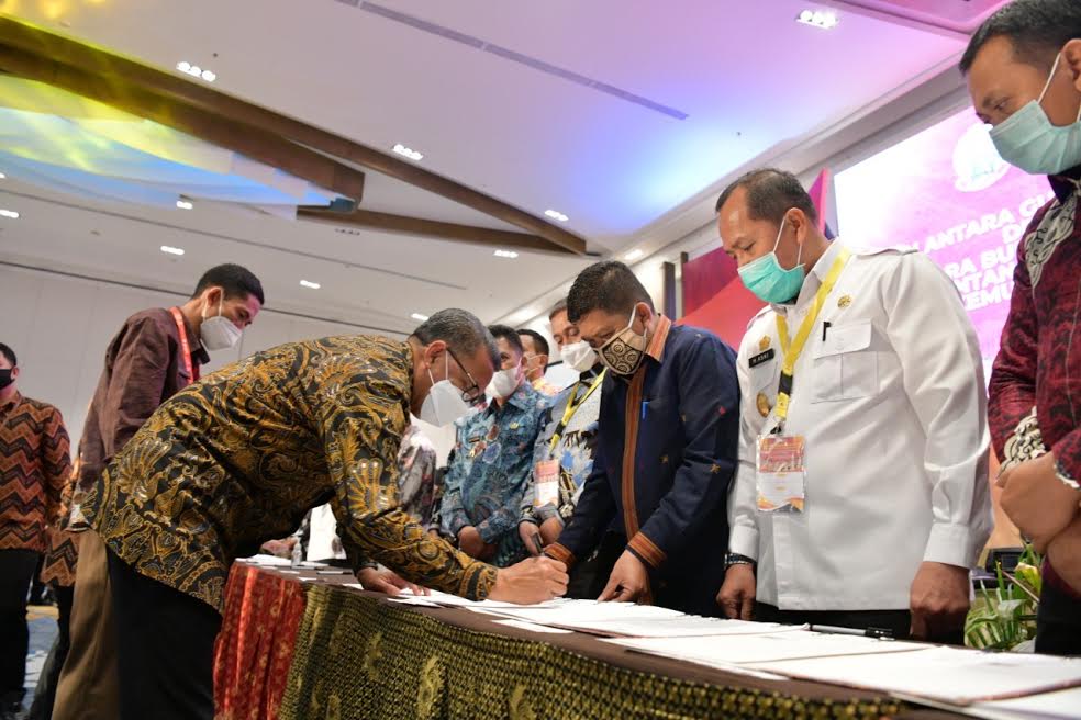 amson-padolo-nurdin-abdullah-saat-penandatanganan-mou.jpg