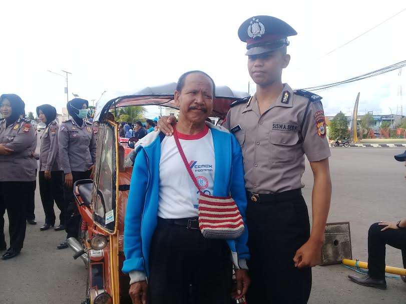 anak-tukang-bentor-asal-pangkep-aswar-yang-lulus-jadi-polisi-bersama-ayahnya.jpg