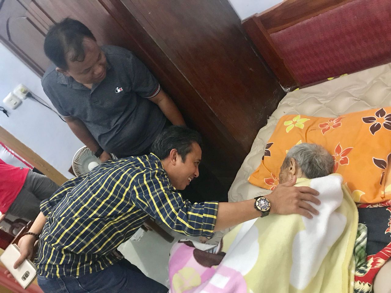 Ketika GM PLN Sulselrabar dan Dekan FTI UMI Besuk Guru Fisika yang Terbaring Lemas