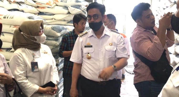 andi-edy-manaf-melakukan-inspeksi-mendadak-di-gudang-perum-bulog-desa-palambarae.jpg