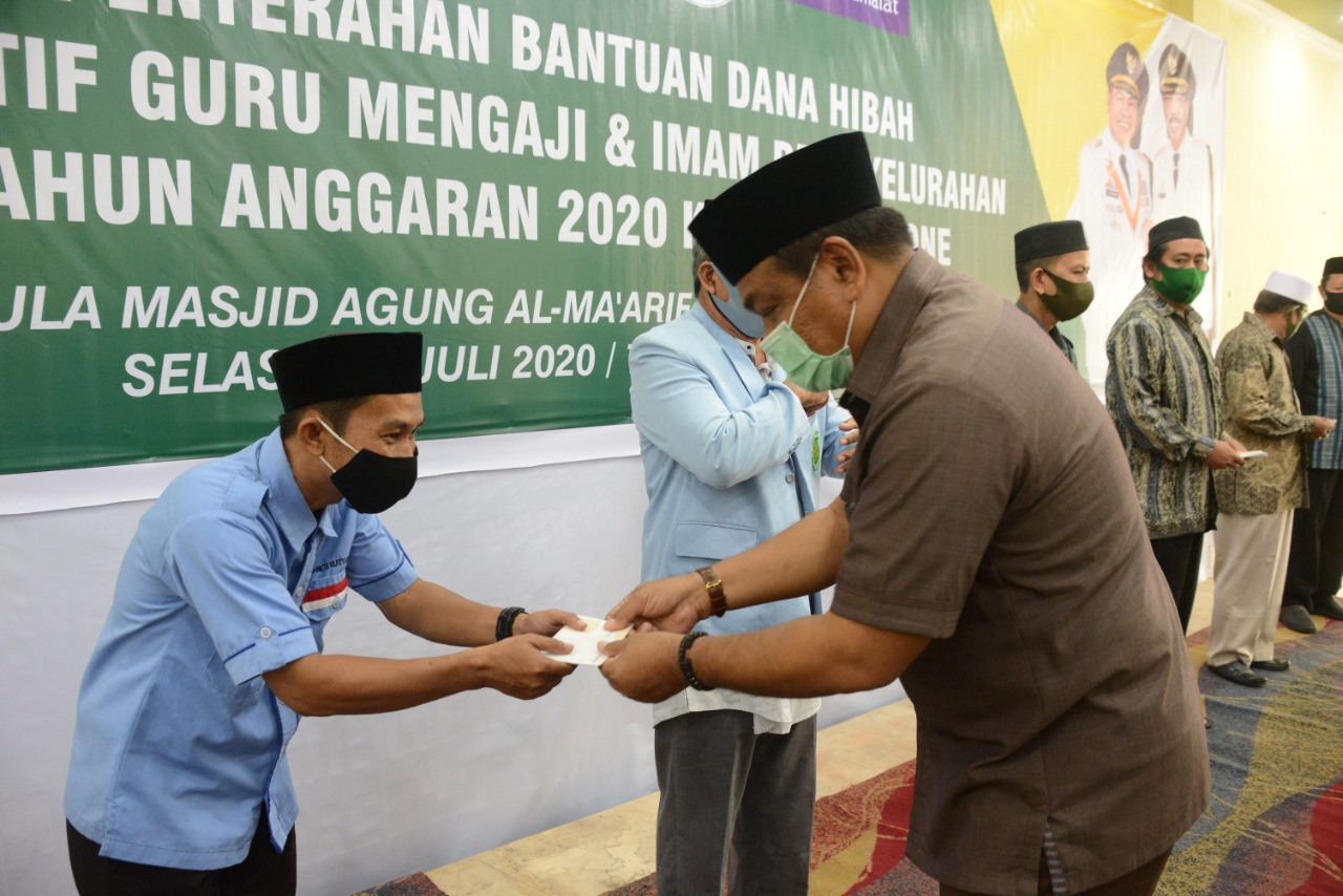 andi-fahsar-mahdin-padjalangi-saat-menyerahkan-secara-simbolis-insentif-kepada-guru-mengaji.jpg