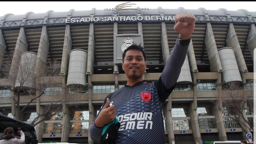 andi-fajar-asti-berfoto-di-stadion-santiago-bernabeu.jpg