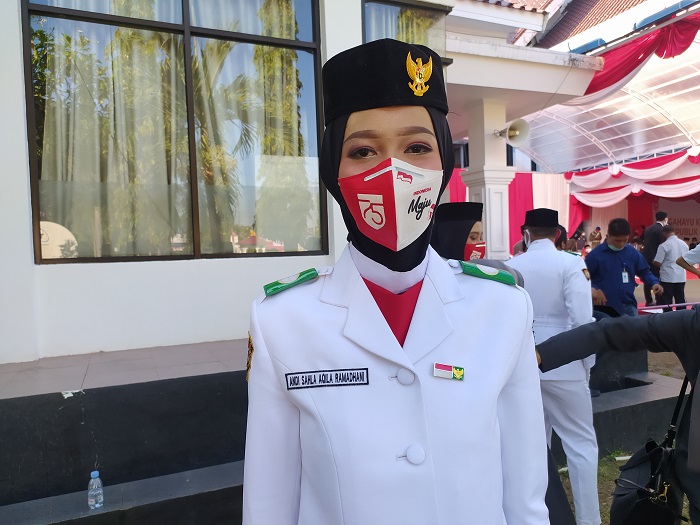 andi-sahla-aqila-ramadhani-ab-pembawa-baki-pada-upacara-hut-ke-75-ri-di-maros.jpg