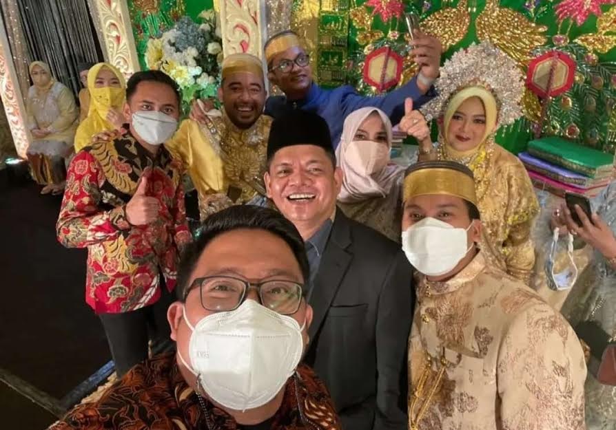 andi-suharmika-berfoto-kolega-sesama-anggota-dprd-makassar-sabtu-1192021-pagi.jpg