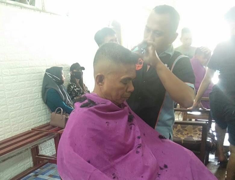 Aktivitas Calon Bupati Lutra Sehari Jelang Debat, Sukma Cukur Rambut, IDP Kumpul Bareng Tim
