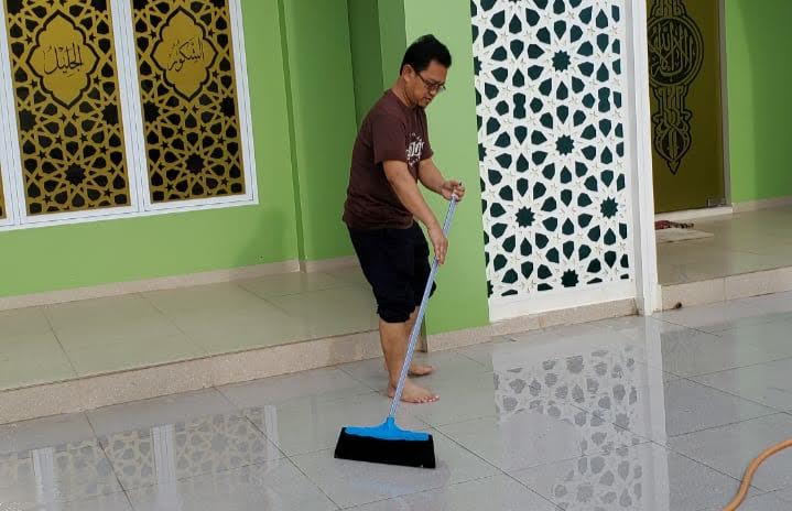 anggota-dpr-ri-fraksi-ppp-amir-uskara-membersihkan-masjid-di-gowa.jpg