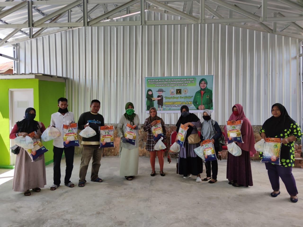 anggota-dprd-sulsel-andi-nurhidayati-membagikan-sembako-di-sopppeng.jpg