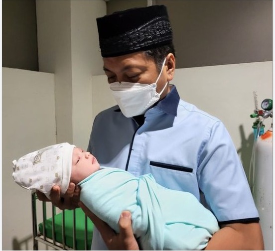 anggota-dprd-sulsel-irfan-ab-menggendong-anak-keduanya-yang-lahir-2-2-2022.jpg