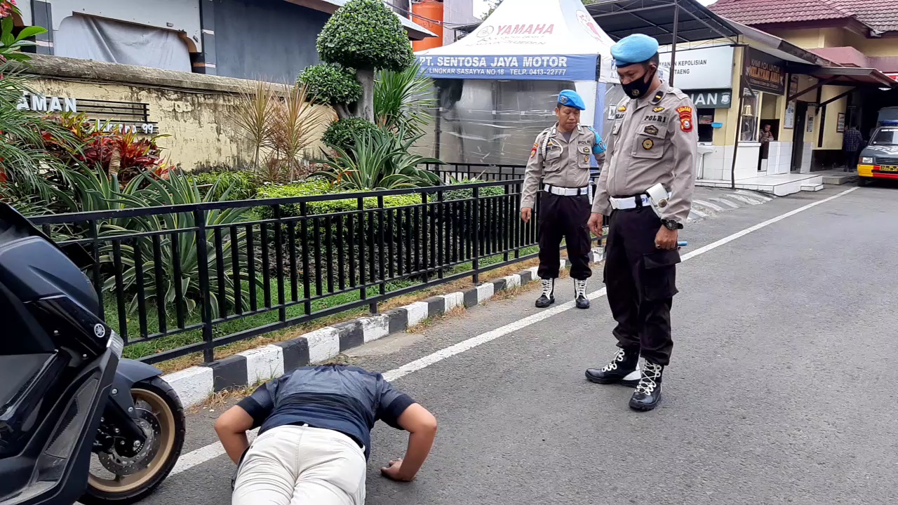 anggota-kepolisian-polres-bantaeng-diberikan-sanksi-push-up.jpg