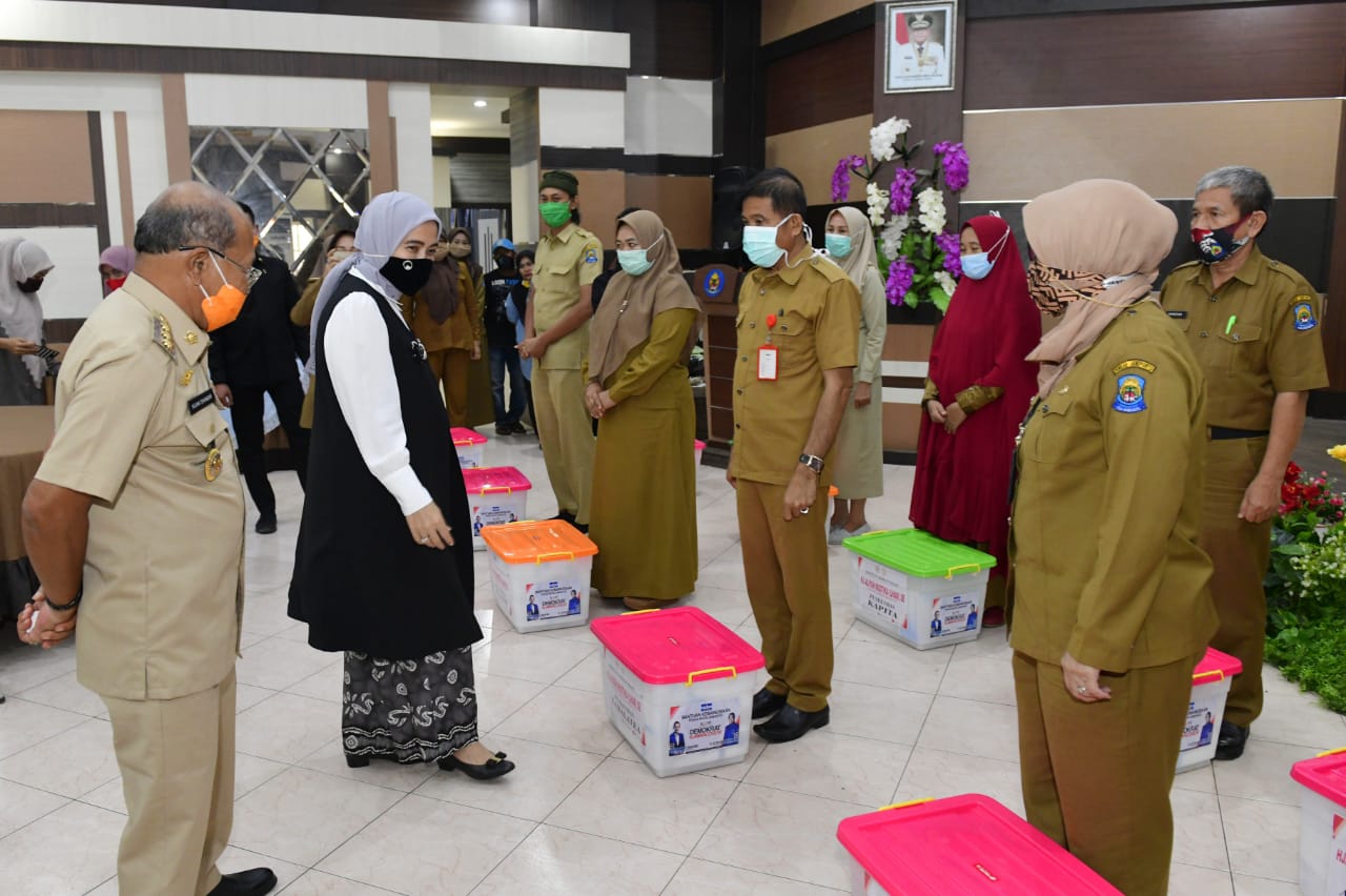 Aliyah Mustika Ilham Bagikan APD Seluruh Puskesmas di Jeneponto