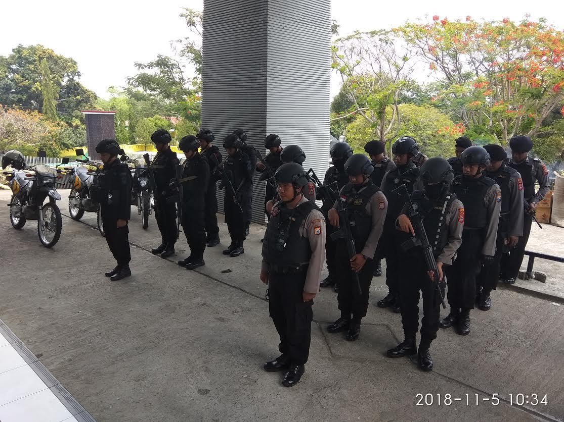 anggota-polres-soppeng-saat-pelepasan-logistik-pilkades_20181105_115418.jpg