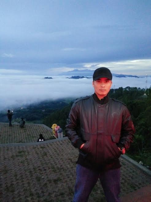 anggota-tni-kodim-1414-tana-toraja-serda-hendra_20181104_143822.jpg