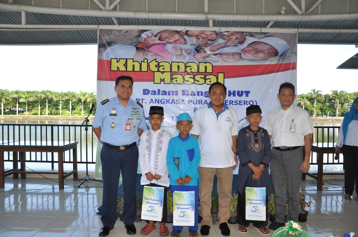 Angkasa Pura Khitan 100 Anak di Bandara Sultan Hasanuddin