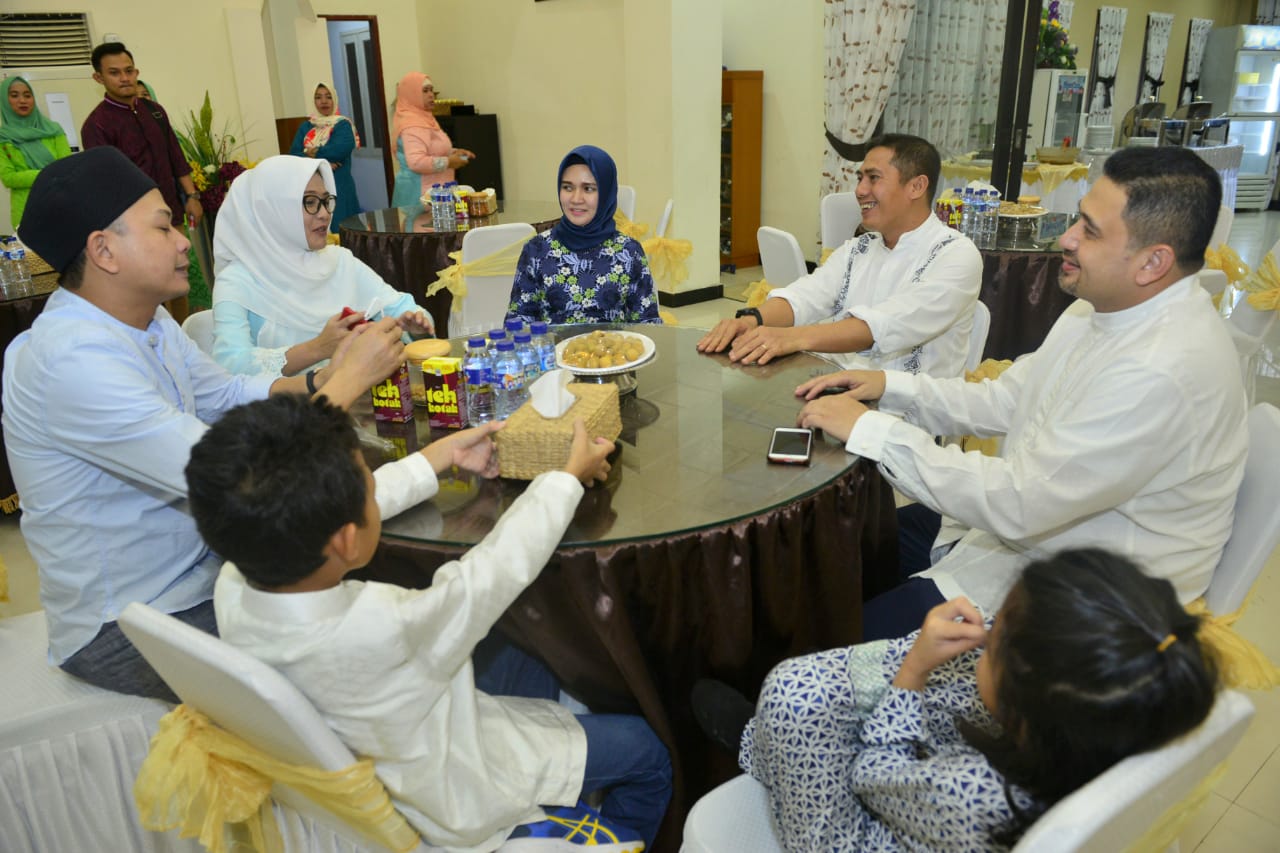 Deng Ical Open House Hari Pertama Lebaran, Appi-Cicu Kompak Hadir