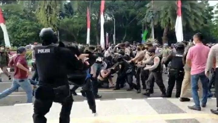 arogansi-anggota-polresta-tangerang-membanting-mahasiswa.jpg