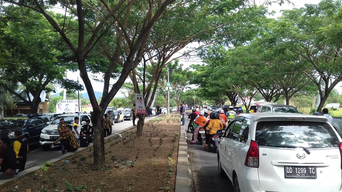 arus-lalu-lintas-di-depan-rumah-aspirasi-partai-golkar-luwu_20171116_114511.jpg