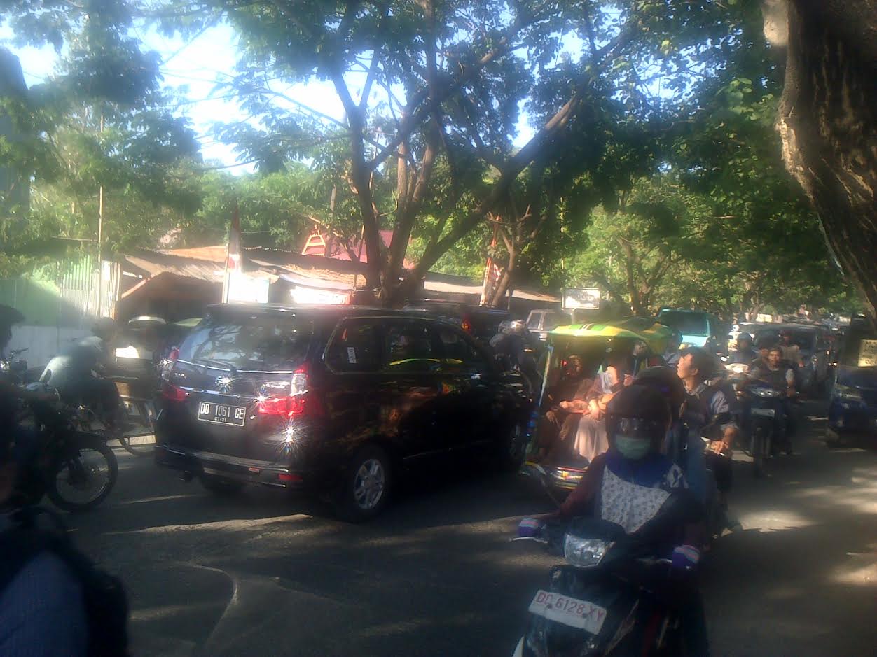 arus-lalulintas-padat-di-jl-malengkeri-raya-makassar_20160905_164802.jpg