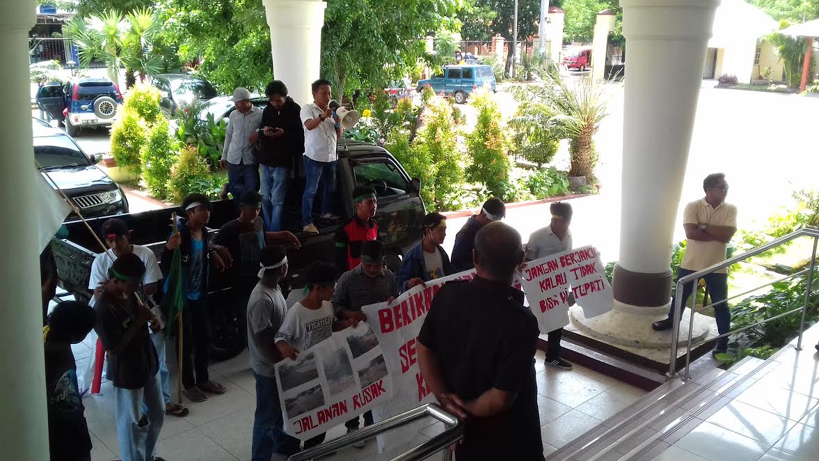 asosiasi-pemerhati-dusun-ereloe-salamatara-menggelar-aksi-di-gedung-dprd-jeneponto_20180417_140933.jpg