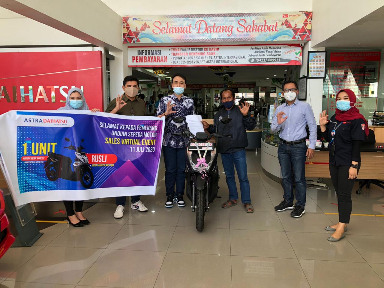 astra-daihatsu-makassar-menyerahkan-hadiah-pemenang-undian-sales-virtual-event.jpg