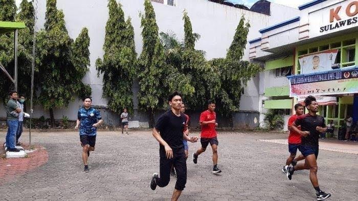atlet-sulsel-sedang-menjalani-tes-fisik-di-halaman-depan-kantor-koni-sulsel-selasa-2962021.jpg