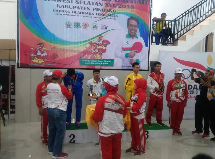 atlet-tenis-meja-tunggal-putra-saat-menerima-medali_20180928_200243.jpg