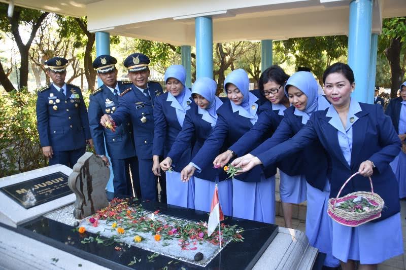 Jelang HUT ke-71, Prajurit TNI AU Ziarah ke TMP Panaikang