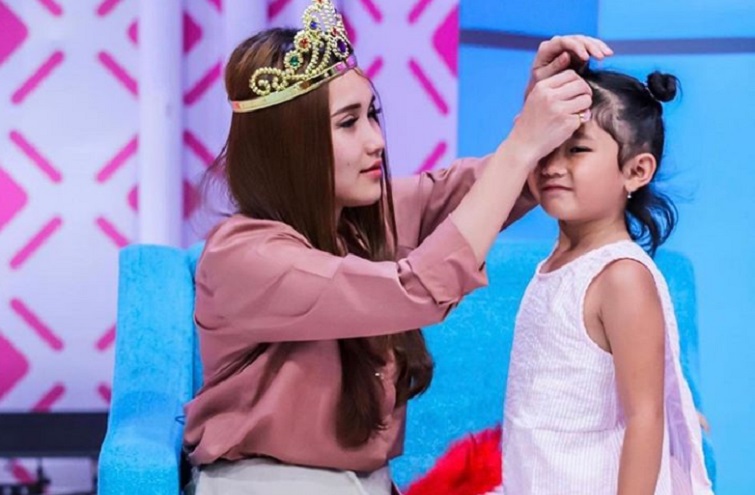 ayu-ting-ting-bersama-putrinya-bilqis-di-studio-brownis.jpg
