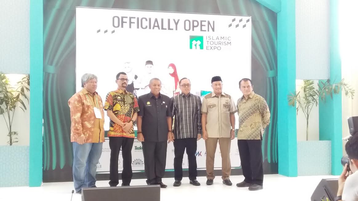azhar-gazali-berfoto-bersama_20180705_125827.jpg