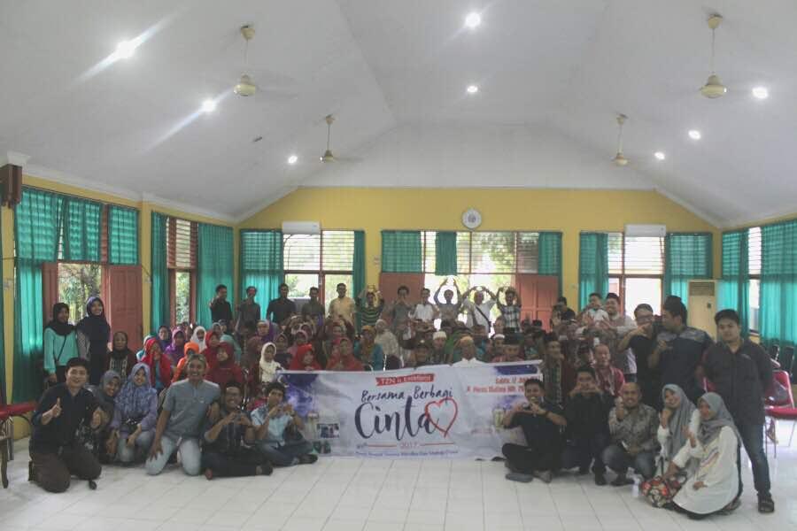 Alumni Pesantren IMMIM Sumbang Baju Lebaran ke Panti Jompo