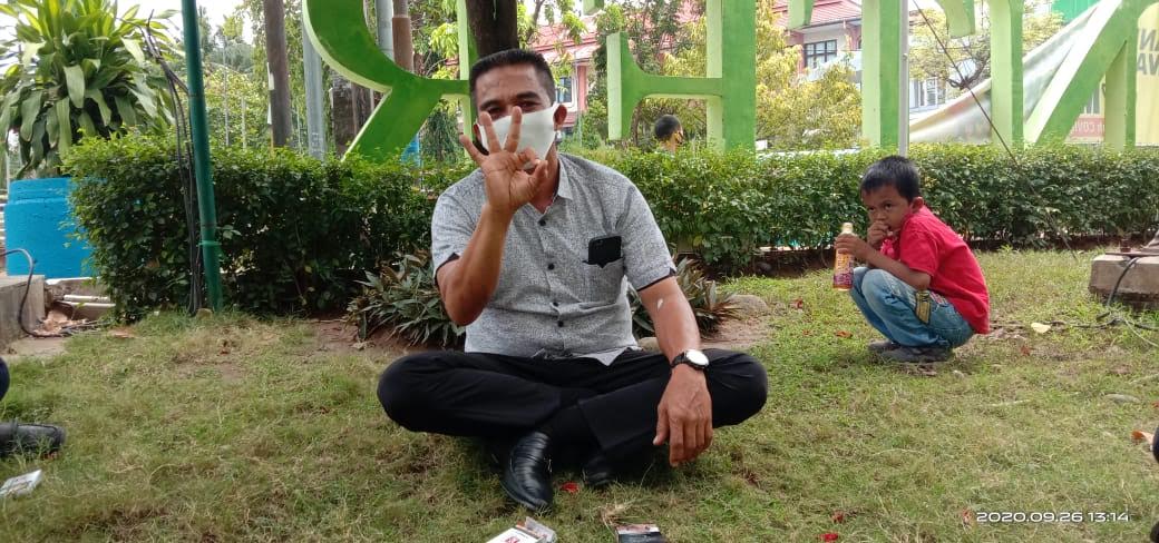 Tunggu Hasil Tes Kesehatan, Andi Sukma Duduk Bersila di Depan RSUP Wahidin Sudirohusodo