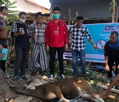 Fatmawati Rusdi dan Dokter Fadli Kompak Sembelih Enam Ekor Sapi Kurban