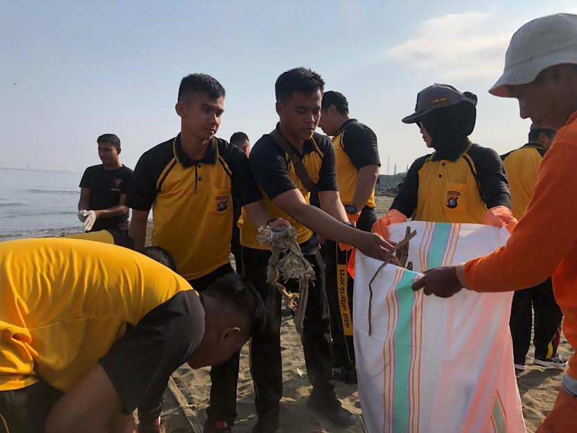 bakti-sosial-brimob-polda-sulbar-di-kawasan-pantai-manakarra-mamuju.jpg