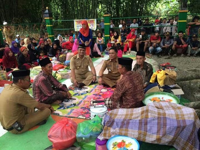 balon-bupati-wajo-dr-baso-rahmanuddin-ketiga-dari-kiri-di-sela-acara-ritual-mattimpa-bujung_20171114_093512.jpg