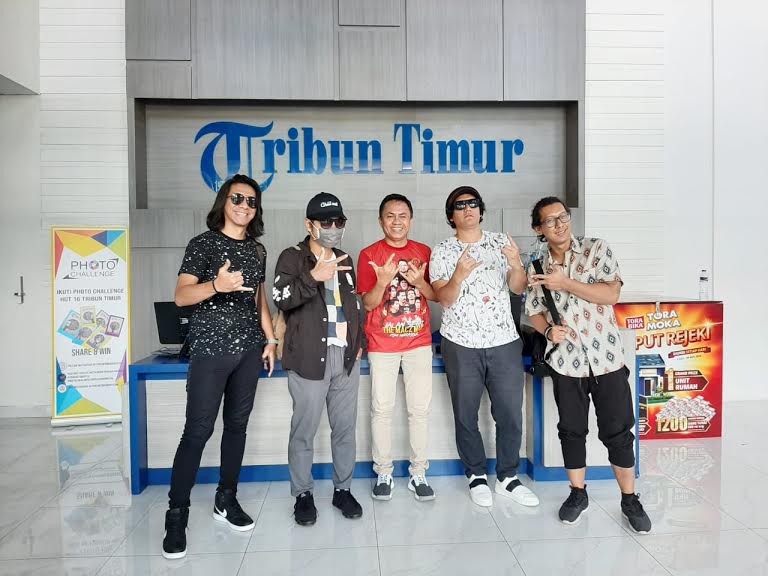 band-j-rocks-saat-berkunjung-ke-kantor-tribun-timur-jl-cendrawasih-kota-makassar.jpg