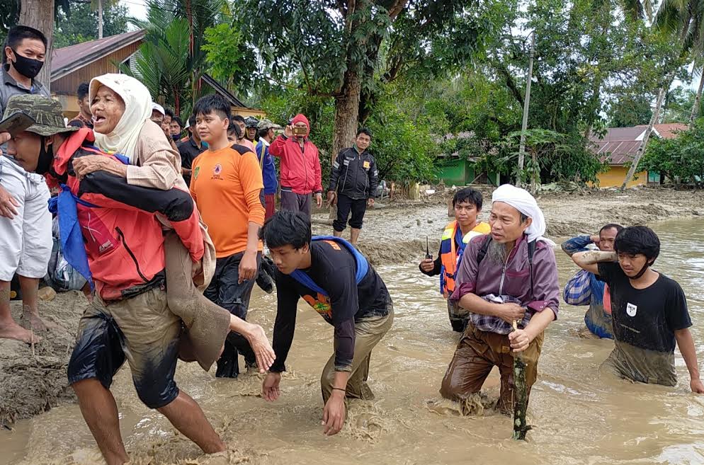 banjir-bandang-menerjang-luwu-utara-senin-1372020-malam.jpg