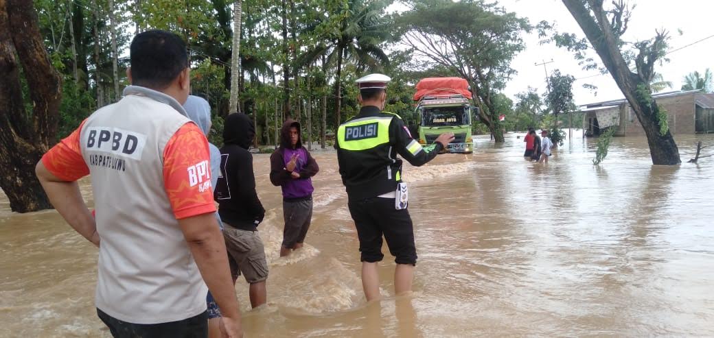 banjir-menutupi-badan-jalan-trans-sulawesi-di-larompong-kabupaten-luwu-2882921.jpg