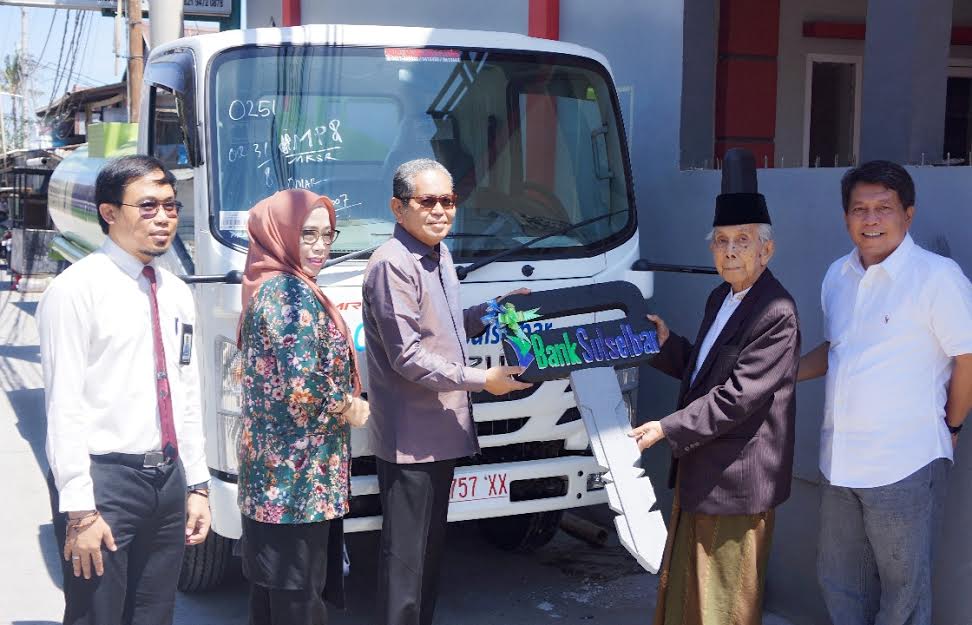 bank-sulselbar-serahkan-truk-ke-nahdlatul-ulum.jpg