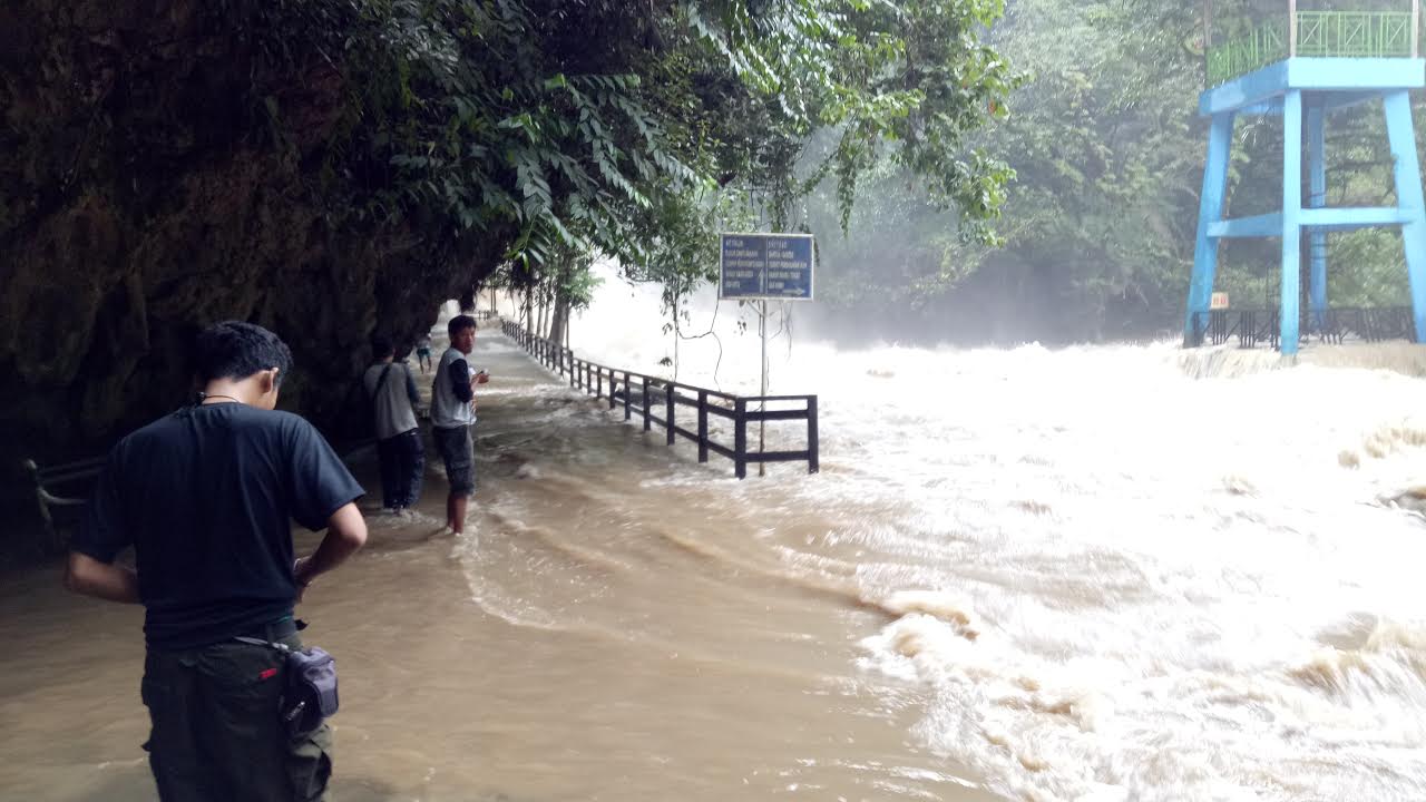 Meski Air Meluap, Kawasan Air Terjun Bantimurung Tetap Buka
