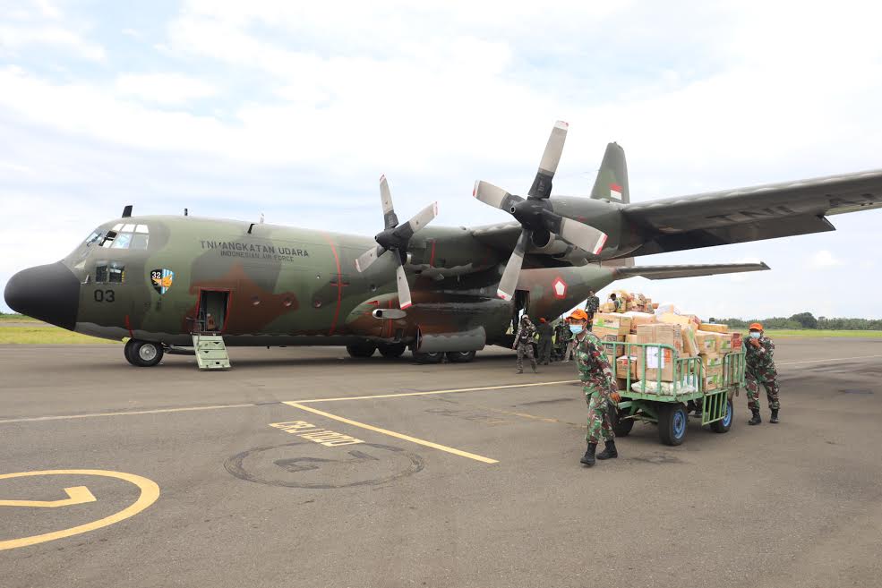 bantuan-dari-dalam-pesawat-hercules-tni-angkatan-udara-1.jpg