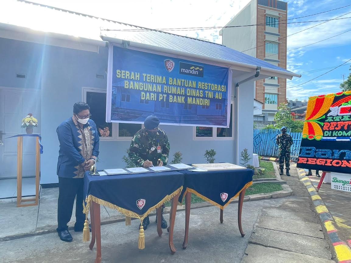 bantuan-restorasi-2-unit-rumah-dinas-di-komplek-tni-au-saodising-dari-bank-mandiri-2.jpg