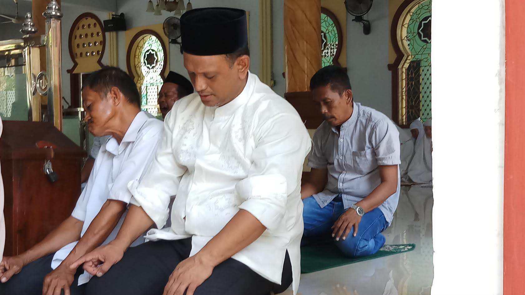 Usai Daftar di KPU Wajo, Barakka Salat Lohor di Masjid Sirajul Mu'minin