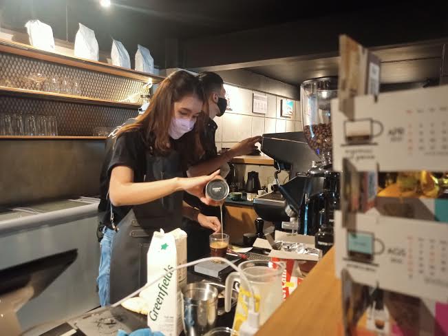 barista-pren-kopi-menuangkan-susu-ke-gelas-di-sela-grand-opening-pren-kopi-jl-perintis.jpg