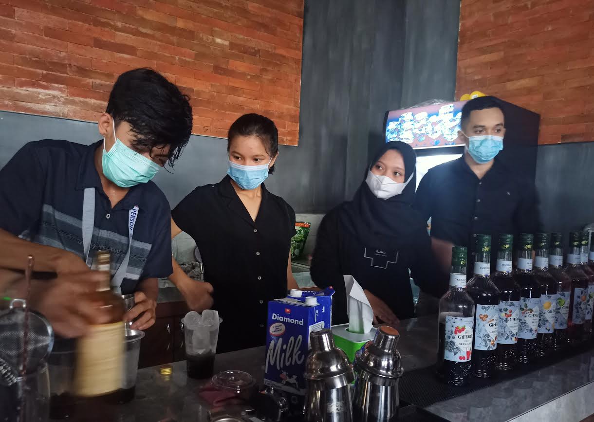 barista-rustic-bar-and-cafe-toddopuli-tengah-meracik-kopi-bagi-tamu.jpg