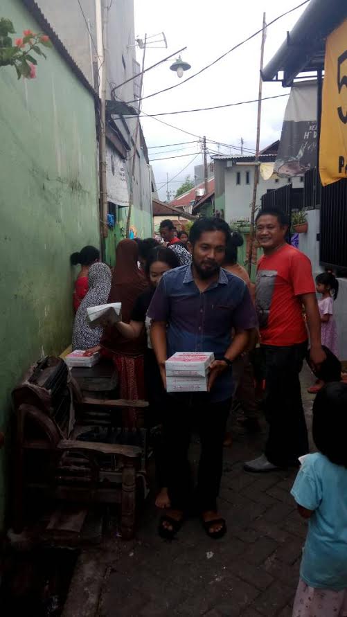 Didampingi Relawan, Basdir Bagi-bagi Makanan Buka Puasa di Rengge