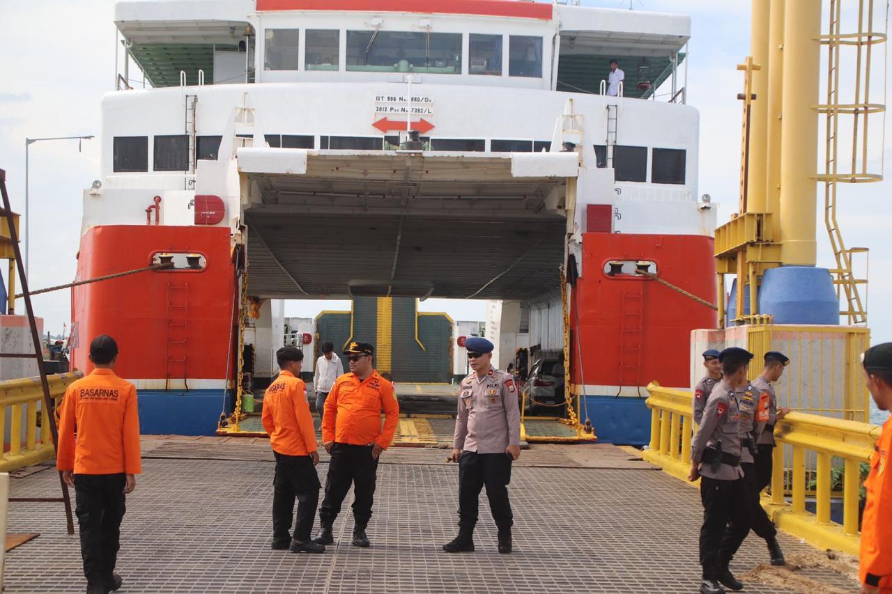 Pantau Arus Mudik, SAR Batalyon C Pelopor dan Basarnas Pantau Pelabuhan Bajoe