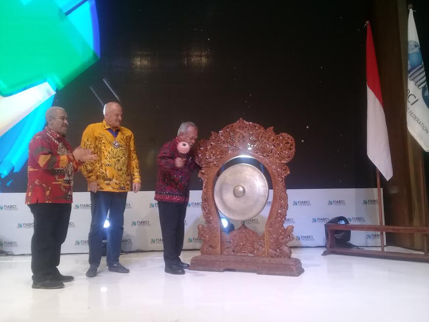 basuki-hadimuljono-memukul-gong-tanda-dibukanya-fiabci.jpg