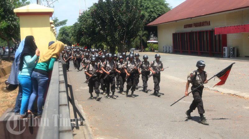 batua-jl-urip-sumoharjo_20160911_002906.jpg<pf>berbaris-memegang-senjata_20160911_003128.jpg<pf>saat-berbaris-memegang-senjata_20160911_003129.jpg
