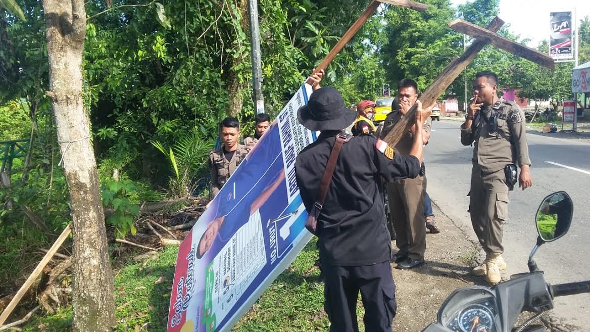 bawaslu-palopo-menertibkan-spanduk.jpg