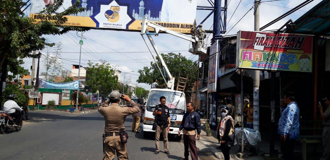 Melanggar, Bawaslu Tertibkan Atribut Partai dan Bacaleg di Sidrap