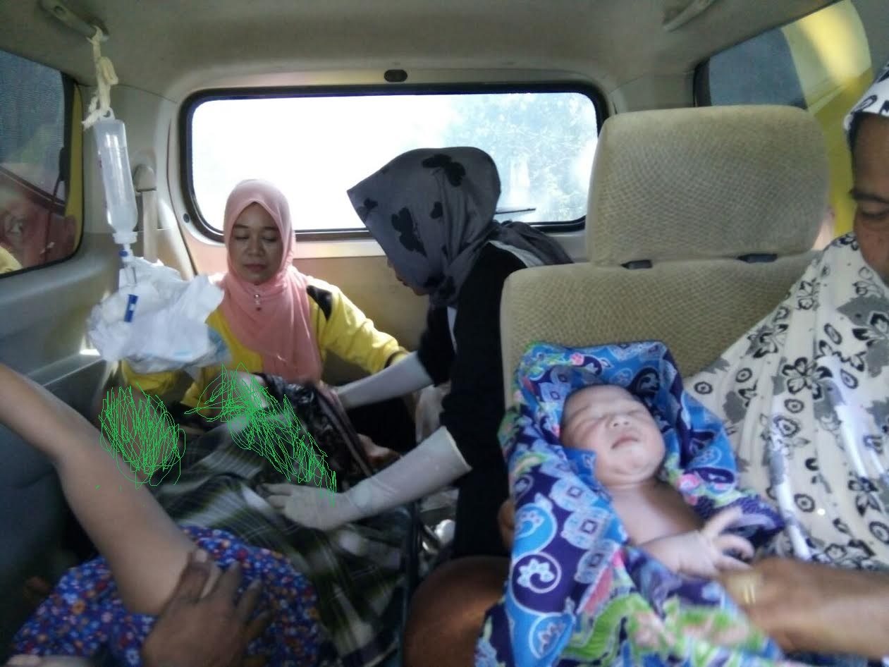 bayi-lahir-di-mobil-ambulans-gratis-dr-baso-rahmanuddin-dbr_20171121_153057.jpg
